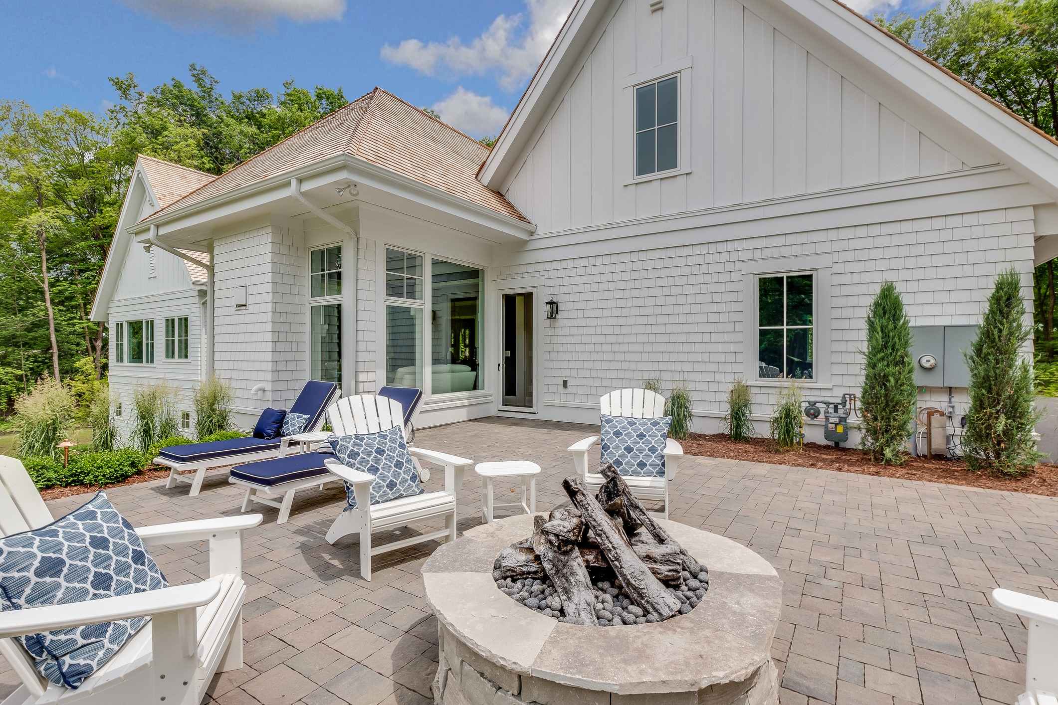 Modern patio with fire pit and chairs